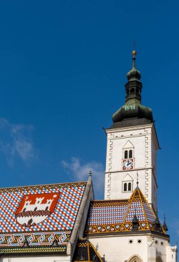 Zagreb, Hırvatistan - 11 Ekim 2022: Eski Zagreb 'deki Aziz Mark Kilisesi' nin dikey yakın çekimi