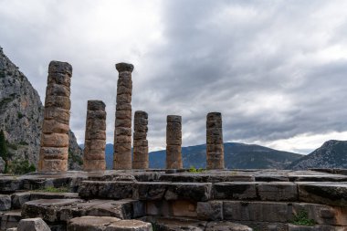 Delphi, Yunanistan - 7 Kasım 2022: Delphi 'deki Sığınak Athena Pronaia' daki Doric sütunları ve tapınak kalıntılarının manzarası