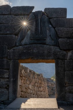 Mykines, Yunanistan - 10 Kasım 2022: Antik Mycenae Kalesi 'ndeki Aslan Kapısı giriş portalının manzarası