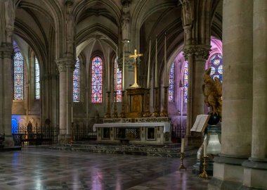 Troyes, France- 13 Eylül 2022: Troyes Katedrali 'nin ana sunak ve merkez sahanlığının görüntüsü