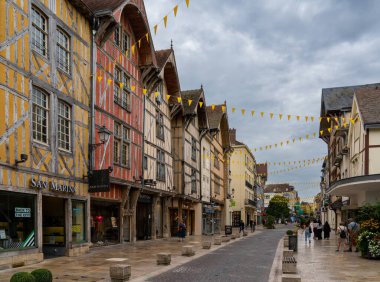 Troyes, Fransa - 13 Eylül 2022: Tarihi şehir merkezi Troyes 'de ortaçağ yarı keresteli evler