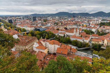 Graz, Avusturya - 9 Ekim 2022: Güneydoğu Avusturya 'daki tarihi şehir merkezi ve çatıları