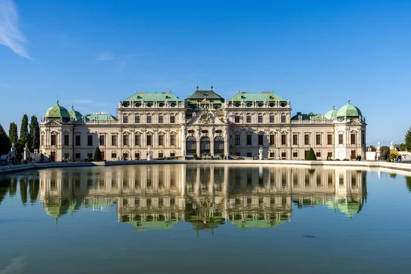 奥地利维也纳 2022年9月22日 维也纳市中心的上贝尔韦代尔宫景观及喷泉池中的倒影 — 图库照片