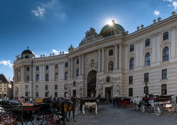 Viena Áustria Setembro 2022 Carruagens Puxadas Cavalo Fora Histórico Edifício — Fotografia de Stock