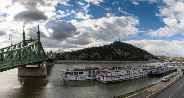 Budapest Hungría Octubre 2022 Vista Los Cruceros Por Río Danubio —  Fotos de Stock