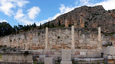 Delphi, Yunanistan - 7 Kasım 2022: Delphi 'deki Sığınak Athena Pronaia' daki Doric sütunları ve tapınak kalıntılarının manzarası