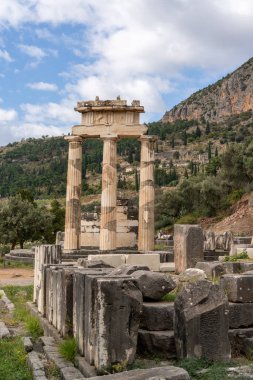 Delphi, Yunanistan - 7 Kasım 2022: Delphi 'deki Athena Pronaia Tapınağı' ndaki Delphi Tholos of Delphi 'nin manzarası