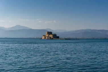 Nafplio, Yunanistan - 10 Kasım 2022: Akdeniz kıyısındaki Bourtzi Şatosu ve adasının manzarası