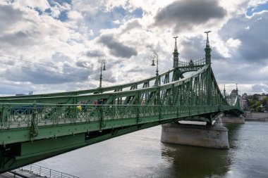 Budapeşte, Macaristan - 4 Ekim 2022: Budapeşte şehir merkezindeki Tuna Nehri üzerindeki Özgürlük Köprüsü manzarası