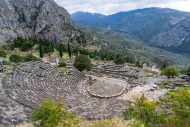 Delphi, Yunanistan - 7 Kasım 2022: Sığınak Athena Pronaia 'daki Eski Delphi Thetre' sine bakış