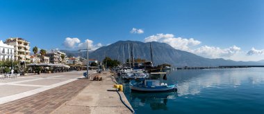 Kalamata, Yunanistan - 10 Kasım 2022: Kalamata liman duvarına demirlemiş çok sayıda tekne ve liman manzarası