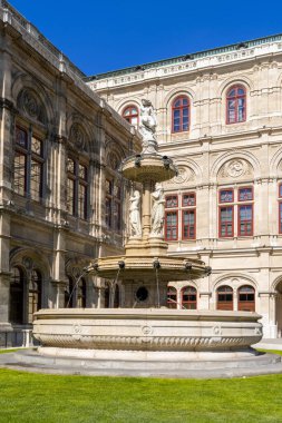 Viyana, Avusturya - 22 Eylül 2022: Viyana şehir merkezindeki Staatsoper opera binasının oradaki tarihi çeşme ve heykel
