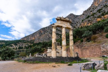 Delphi, Yunanistan - 7 Kasım 2022: Delphi 'deki Athena Pronaia Tapınağı' ndaki Delphi Tholos of Delphi 'nin manzarası