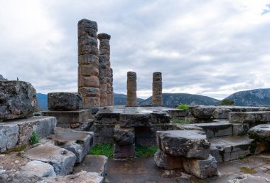 Delphi, Yunanistan - 7 Kasım 2022: Delphi 'deki Sığınak Athena Pronaia' daki Doric sütunları ve tapınak kalıntılarının manzarası