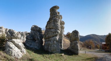 Makedonya 'nın kuzeyindeki Kratovo yakınlarında taş bebek oluşumlarının panorama görüntüsü