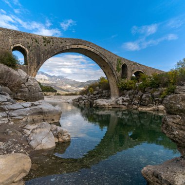 Arnavutluk 'un kuzeybatısındaki Şkoder yakınlarındaki Osmanlı Mesi Köprüsü manzaralı