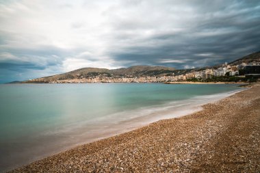 Arnavutluk Riviera kıyısındaki Sarande kentinin manzarası