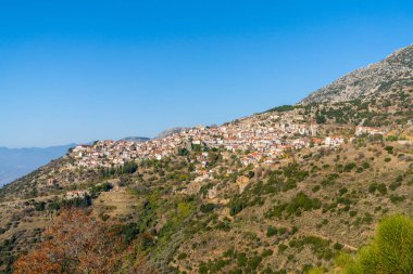 Yunanistan 'ın orta kesimindeki Arachova dağ köyünün manzarası