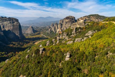 Tepede ünlü manastırların bulunduğu Meteora kaya oluşumlarının manzarası.