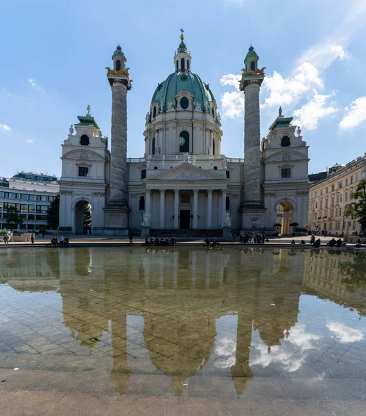 奥地利维也纳 2022年9月22日 维也纳市中心的卡拉奇教堂景观 在水中反射 — 图库照片