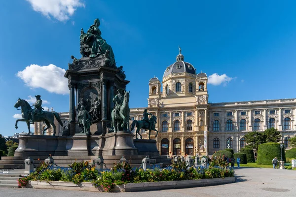 奥地利维也纳 2022年9月22日 位于维也纳市中心的玛丽亚 特雷莎纪念碑和自然历史博物馆 — 图库照片