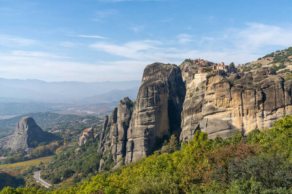 Ландшафт скальных образований Метеора со знаменитыми монастырями на холмах