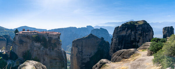 Вид на монастырь Варлаам и пейзаж Метеоры