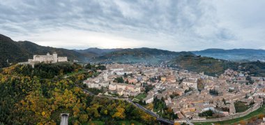 Rocca Albornoziana kalesi ve katedrali ile tarihi Spoleto manzarası
