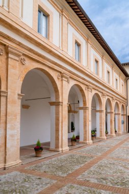 Spoleto, İtalya - 25 Kasım 2022: Tarihi şehir merkezi Spoleto 'daki Başpiskopos Sarayı' nın giriş ve avlusunun manzarası