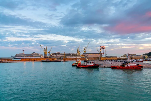 イタリアのアンコナ 11月 2022 造船所で建設中の沿岸警備船やクルーズ船と日の出にアンコナの工業港 — ストック写真