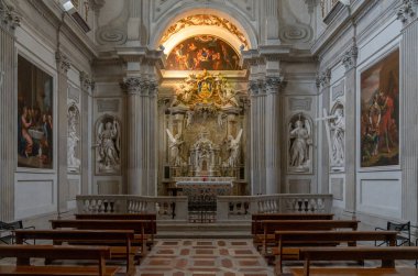 Spoleto, İtalya - 25 Kasım 2022: Spoleto Katedrali içinde heykeller ve tablolarla sunak ve sıralar