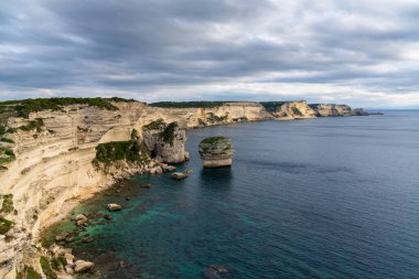Bonifacio yakınlarındaki Korsika kıyılarındaki sarp kayalıkların ve turkuaz suların manzarası.