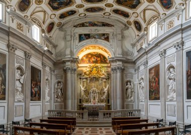 Spoleto, İtalya - 25 Kasım 2022: Sunakla birlikte Spoleto Katedrali 'nin yan tarafındaki şapelin iç görünümü ve tavanı boyalı