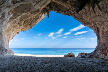 Sardunya 'daki Cala Luna sahilindeki deniz kenarındaki mağaralardan birinin manzarası.