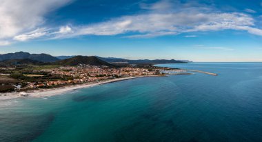 Turkuaz Tyrhenian Denizi 'ndeki Siniscola ve Sardunya kıyıları