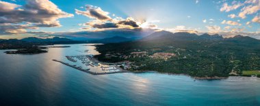 Sardunya 'daki Portisco kıyı ve limanının manzarası