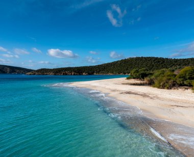 Sardunya 'daki Turredda Sahili' nin güzel kumsal manzarası ve turkuaz suları.