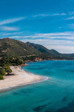 Sardunya 'daki Turredda Sahili' nin güzel beyaz kumsal ve turkuaz sularının dikey görüntüsü.