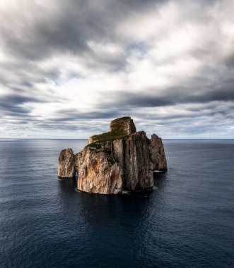 Sardunya 'daki Porto Flavia' daki Pan di Zucchero deniz yığınının manzarası
