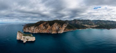 Sardunya 'daki Porto Flavia' daki kayalıkların ve deniz yığınlarının insansız hava aracı manzarası.