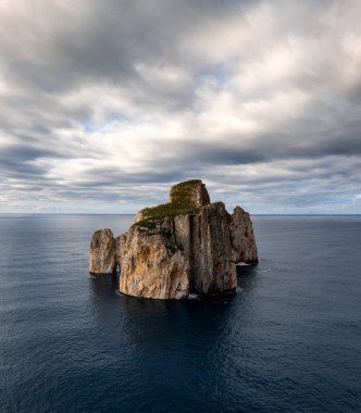 Sardunya 'daki Porto Flavia' daki Pan di Zucchero deniz yığınının manzarası
