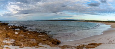 Sardunya 'daki Oristano Körfezi' ndeki Maimoni Sahili ve Doğa Koruma Alanı manzarası