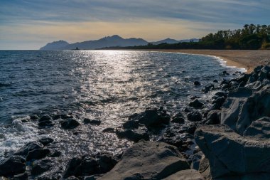 Barisardo 'da Torre di Bari gözlem kulesinin olduğu altın kumsal manzarası