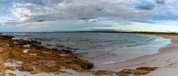 Sardunya 'daki Oristano Körfezi' ndeki Maimoni Sahili ve Doğa Koruma Alanı manzarası