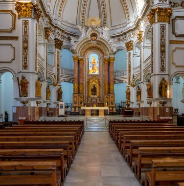 Altea, İspanya - 3 Şubat 2023: Altea 'daki Our Lady of Solace kilisesinin iç manzarası