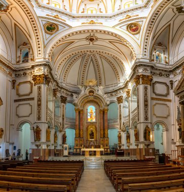 Altea, İspanya - 3 Şubat 2023: Altea 'daki Our Lady of Solace kilisesinin iç manzarası