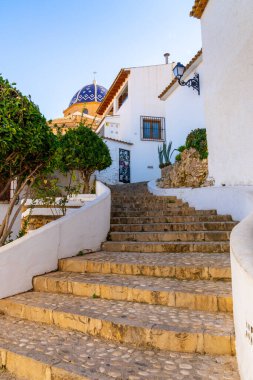 Altea, İspanya - 3 Şubat 2023: Valensiya Topluluğu 'nun tarihi Altea şehir merkezine çıkan merdivenler.