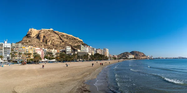 Alicante, İspanya - 2 Şubat 2023: Alicante şehir merkezinde Postiguet Sahili ve Santa Barbara Kalesi manzarası
