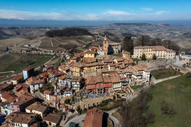 Montforte d 'Alba, İtalya: 10 Mart 2023: İtalyan Piedmont' un Barolo şarap bölgesindeki Montforte d 'Alba' nın pitoresk köyünün manzarası