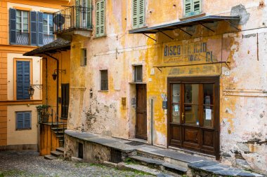 Orta San Giulio, İtalya - 13 Mart 2023: Orta San Giulio 'nun eski şehir merkezinde renkli eski püskü binalar